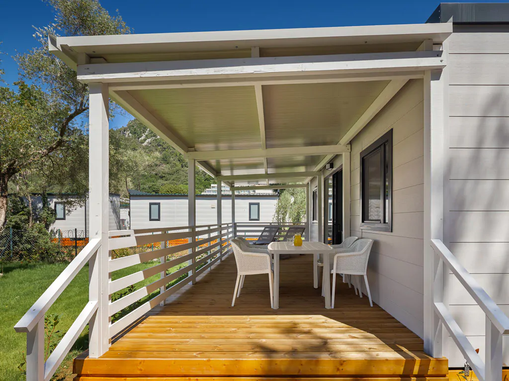 campsite-oliva-mobile-home-standard-plus-exterior-terrace-entrance