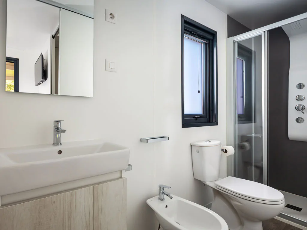 campsite-oliva-mobile-home-standard-plus-interior-bathroom