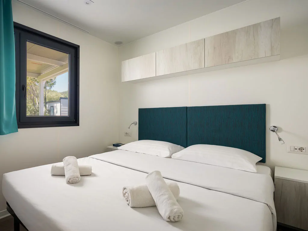 campsite-oliva-mobile-home-standard-plus-interior-bedroom-double-bed