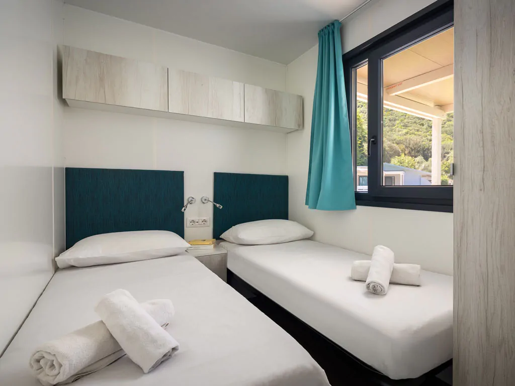 campsite-oliva-mobile-home-standard-plus-interior-bedroom-single-beds