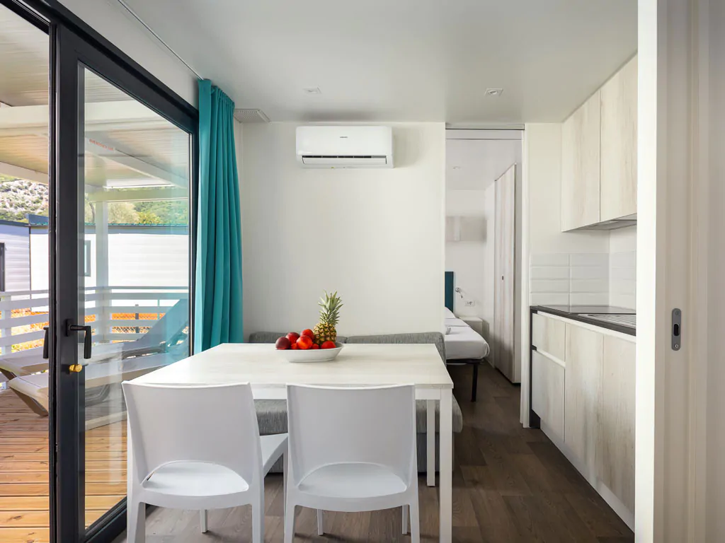 campsite-oliva-mobile-home-standard-plus-interior-dining-area