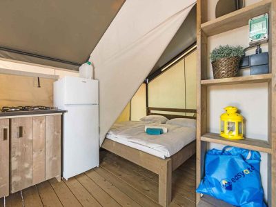 campsite-park-umag-safari-tent-comfort-airco-interior-bedroom