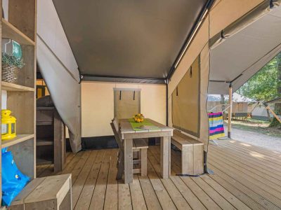 campsite-park-umag-safari-tent-comfort-airco-interior-table