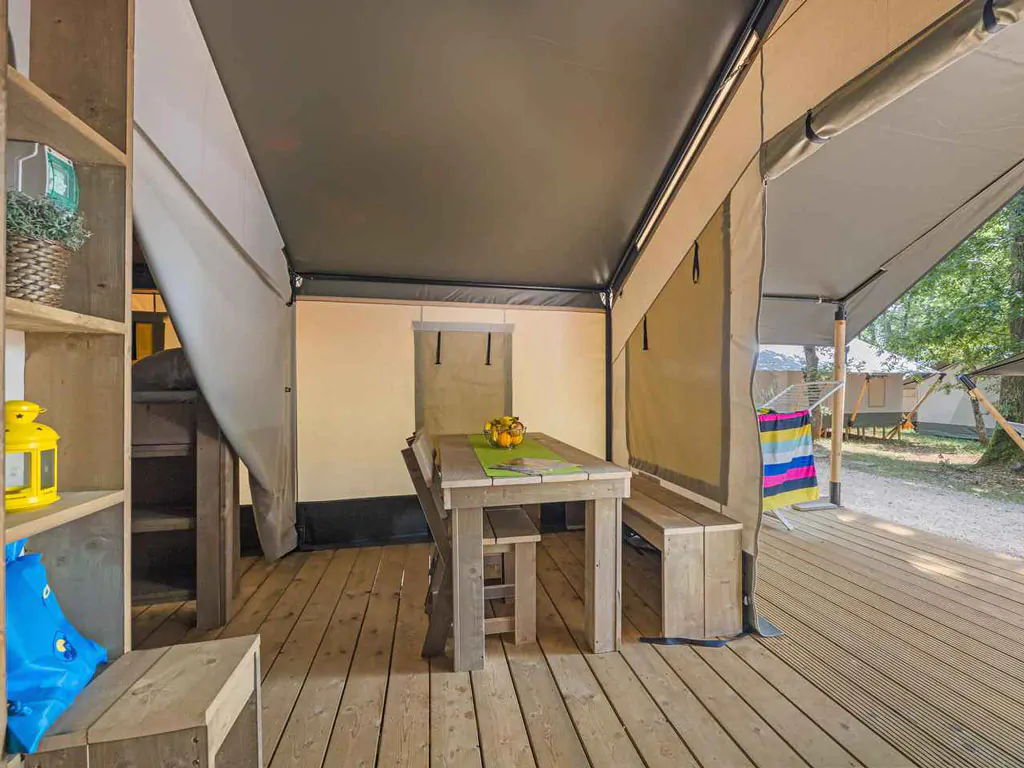 campsite-park-umag-safari-tent-comfort-airco-interior-table