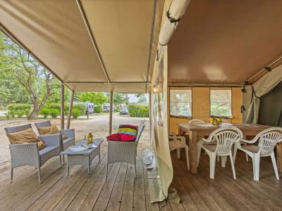 campsite-polari-glamping-tent-safari-tent-harmony-exterior-terrace-and-dining-area