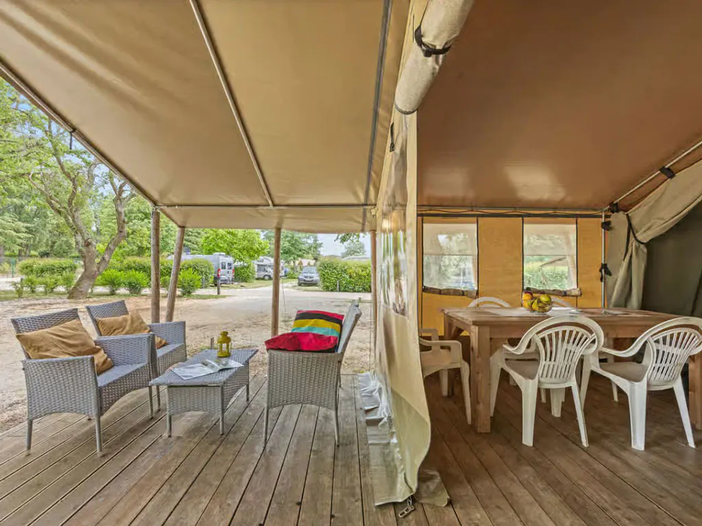 campsite-polari-glamping-tent-safari-tent-harmony-exterior-terrace-and-dining-area