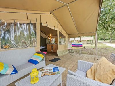 campsite-polari-glamping-tent-safari-tent-harmony-exterior-terrace-entrance
