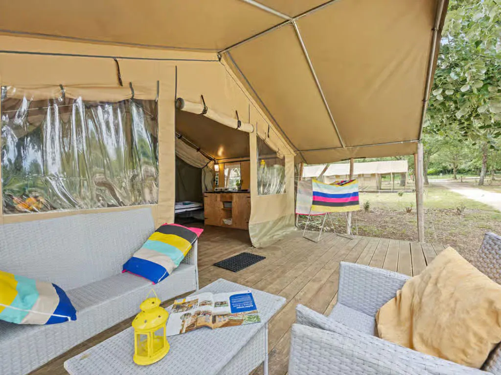 campsite-polari-glamping-tent-safari-tent-harmony-exterior-terrace-entrance