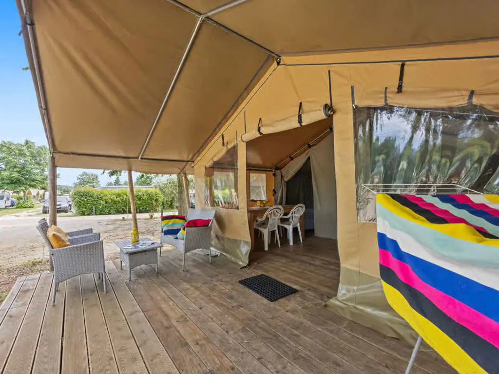 campsite-polari-glamping-tent-safari-tent-harmony-exterior-terrace-table