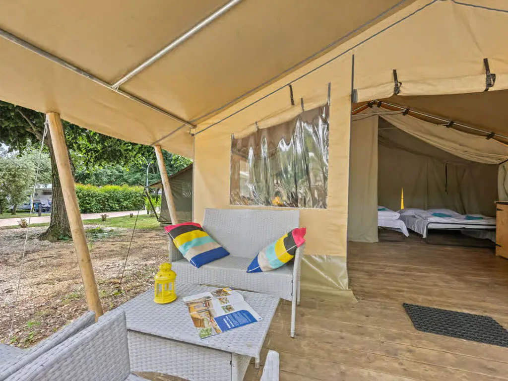 campsite-polari-glamping-tent-safari-tent-harmony-exterior-terrace-view