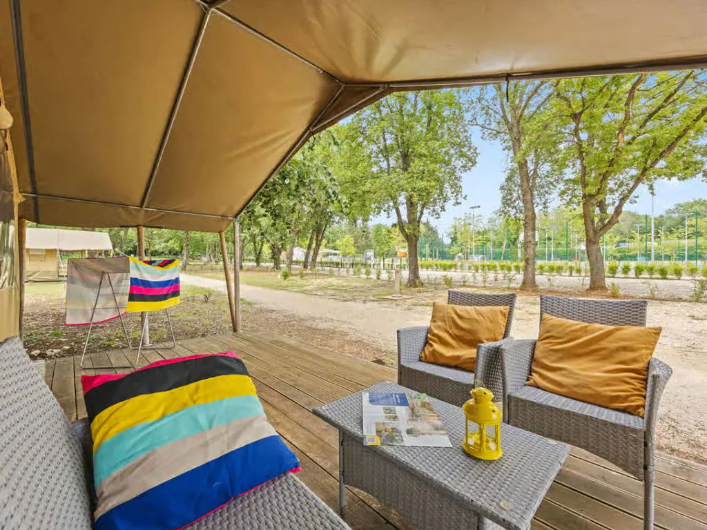 campsite-polari-glamping-tent-safari-tent-harmony-exterior-terrace