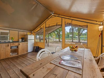 campsite-polari-glamping-tent-safari-tent-harmony-interior-dining-area
