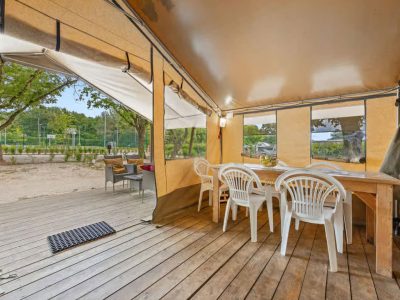 campsite-polari-glamping-tent-safari-tent-harmony-interior-dining-area-and-terrace