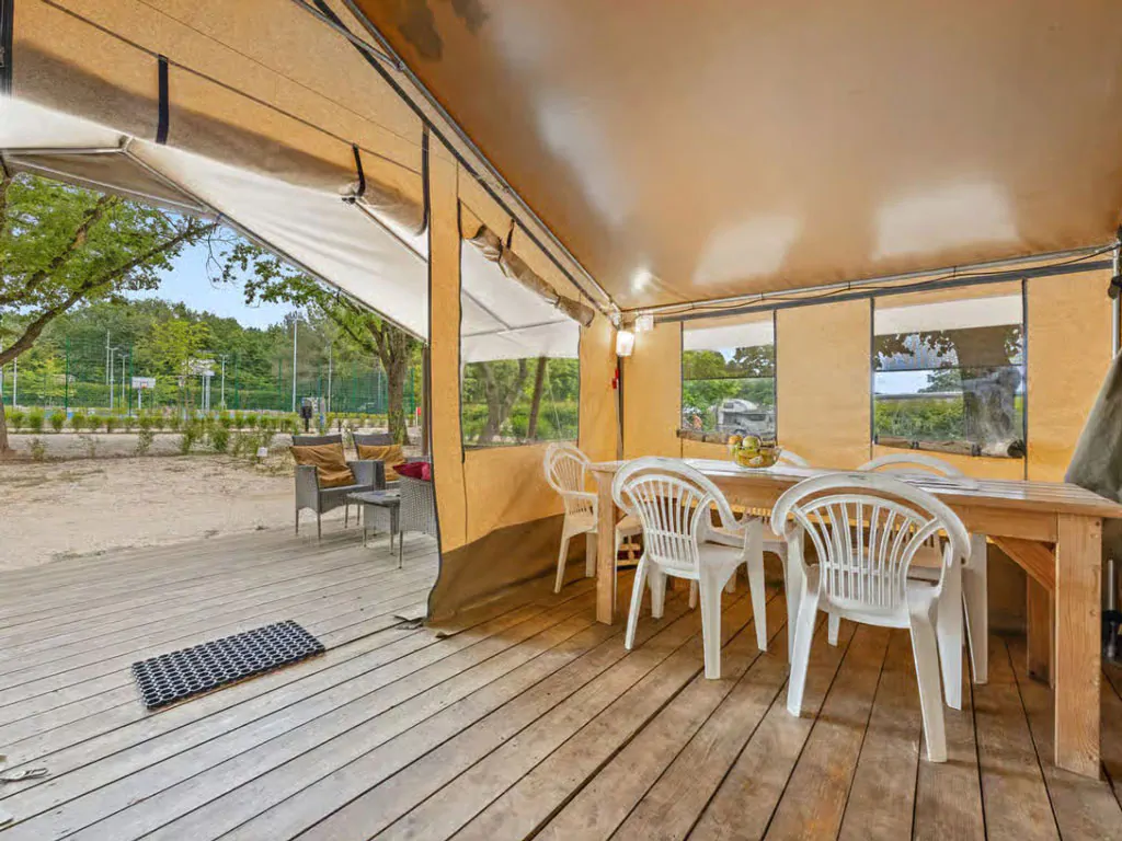 campsite-polari-glamping-tent-safari-tent-harmony-interior-dining-area-and-terrace