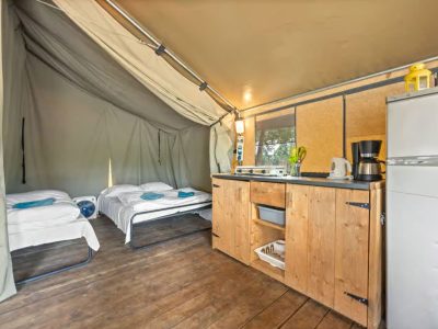 campsite-polari-glamping-tent-safari-tent-harmony-interior-kitchen-and-bedroom-view