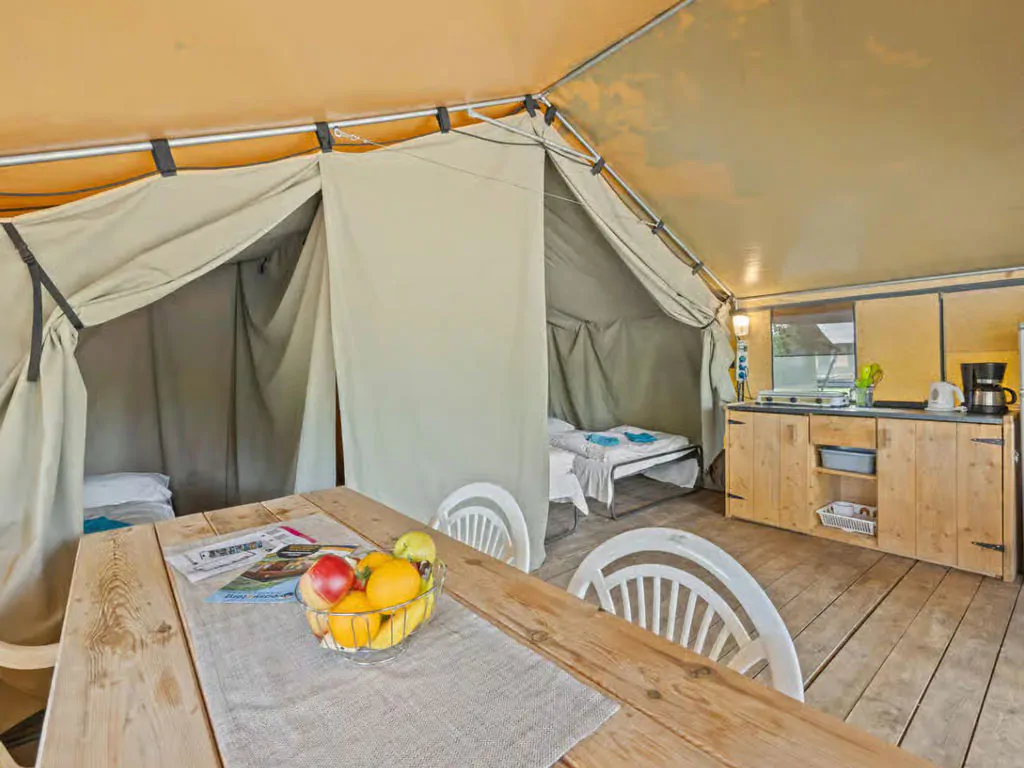 campsite-polari-glamping-tent-safari-tent-harmony-interior-kitchen-and-dining-area
