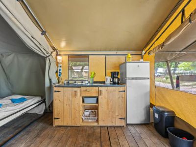 campsite-polari-glamping-tent-safari-tent-harmony-interior-kitchen-view