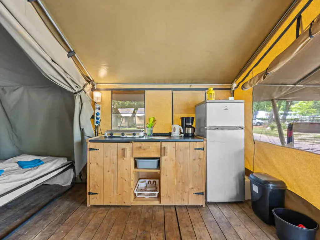 campsite-polari-glamping-tent-safari-tent-harmony-interior-kitchen-view