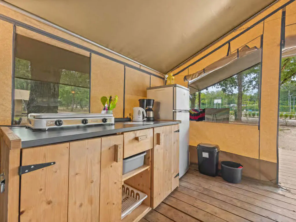 campsite-polari-glamping-tent-safari-tent-harmony-interior-kitchen