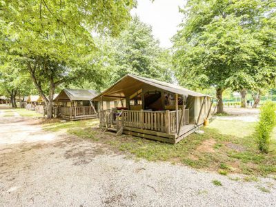 campsite-polari-glamping-tent-safari-tent-relax-exterior-glamping-tent-surrounding