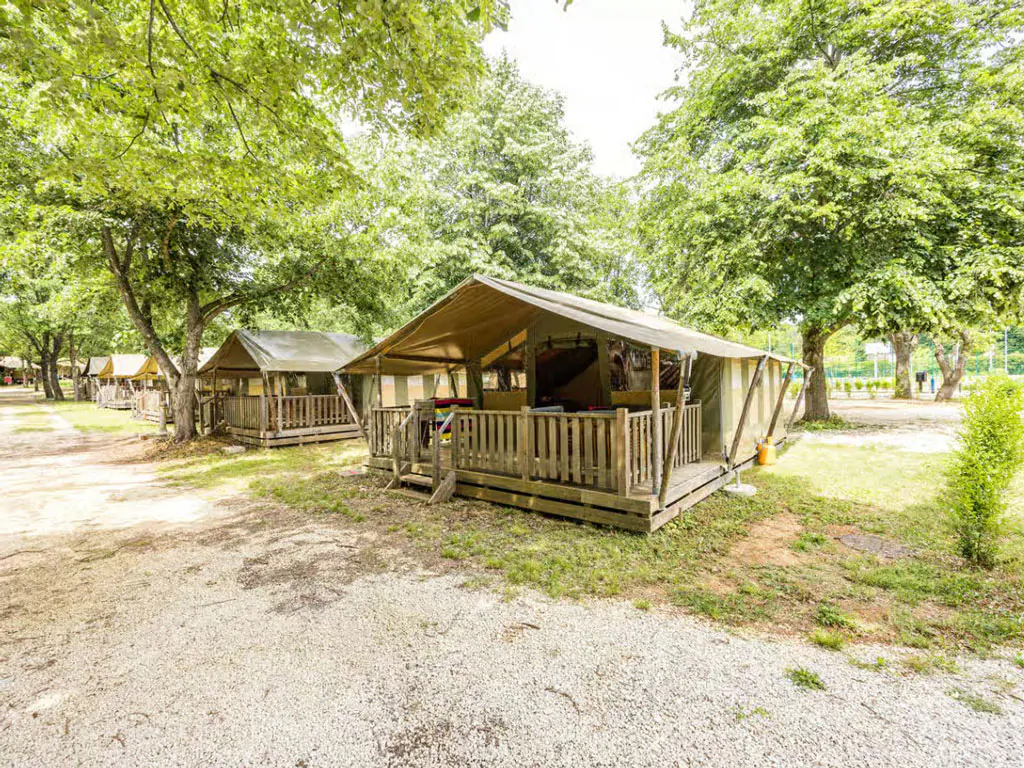 campsite-polari-glamping-tent-safari-tent-relax-exterior-glamping-tent-surrounding