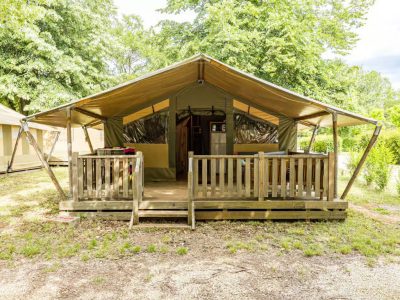 campsite-polari-glamping-tent-safari-tent-relax-exterior-glamping-tent-vew