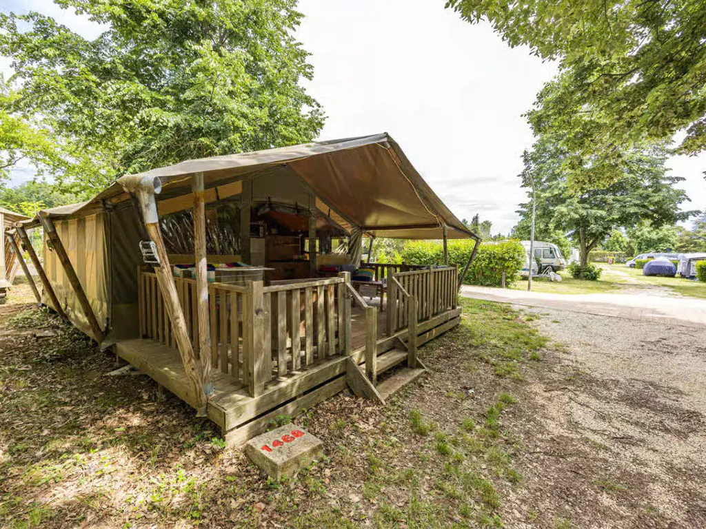 campsite-polari-glamping-tent-safari-tent-relax-exterior-glamping-tent
