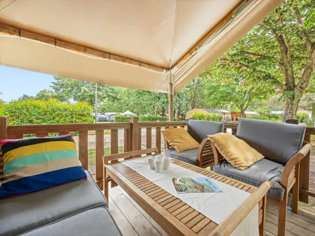 campsite-polari-glamping-tent-safari-tent-relax-exterior-terrace-table