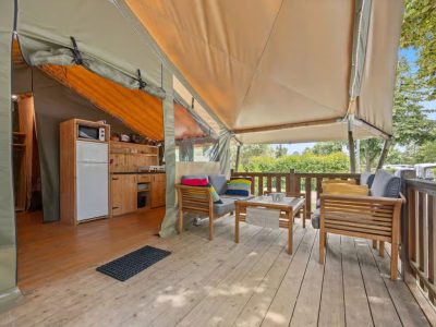campsite-polari-glamping-tent-safari-tent-relax-exterior-terrace-view