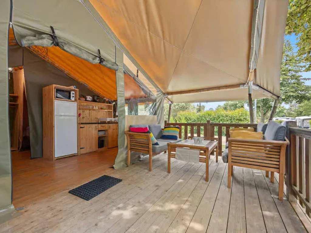 campsite-polari-glamping-tent-safari-tent-relax-exterior-terrace-view