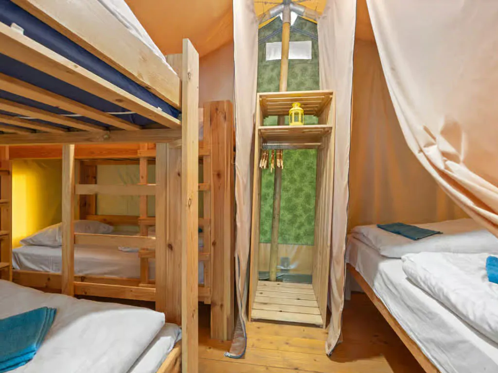 campsite-polari-glamping-tent-safari-tent-relax-interior-bedroom-bunk-beds-view