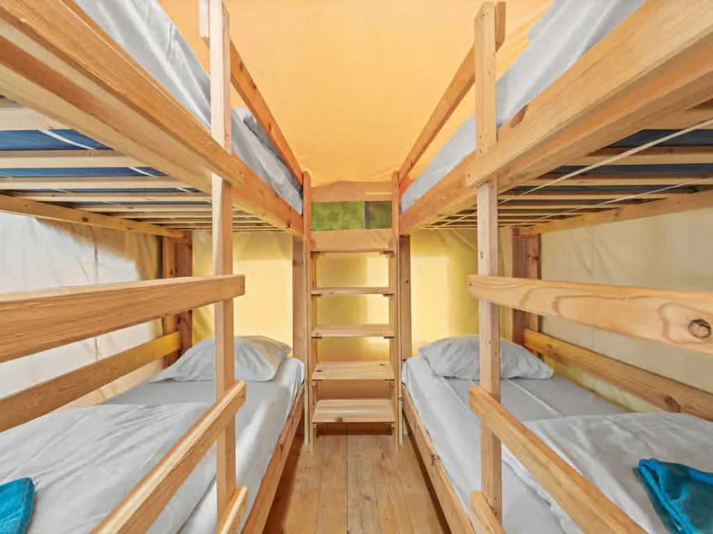 campsite-polari-glamping-tent-safari-tent-relax-interior-bedroom-bunk-beds