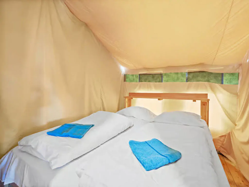 campsite-polari-glamping-tent-safari-tent-relax-interior-bedroom-double-bed