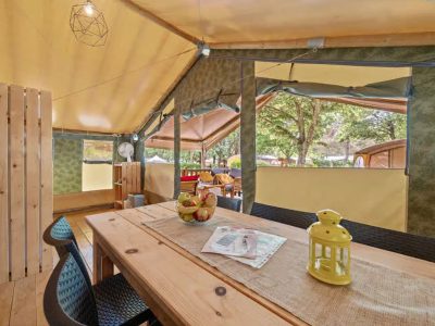 campsite-polari-glamping-tent-safari-tent-relax-interior-dining-area
