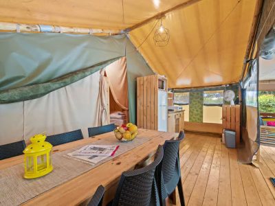 campsite-polari-glamping-tent-safari-tent-relax-interior-dining-area-and-kitchen
