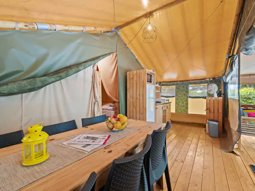campsite-polari-glamping-tent-safari-tent-relax-interior-dining-area-and-kitchen