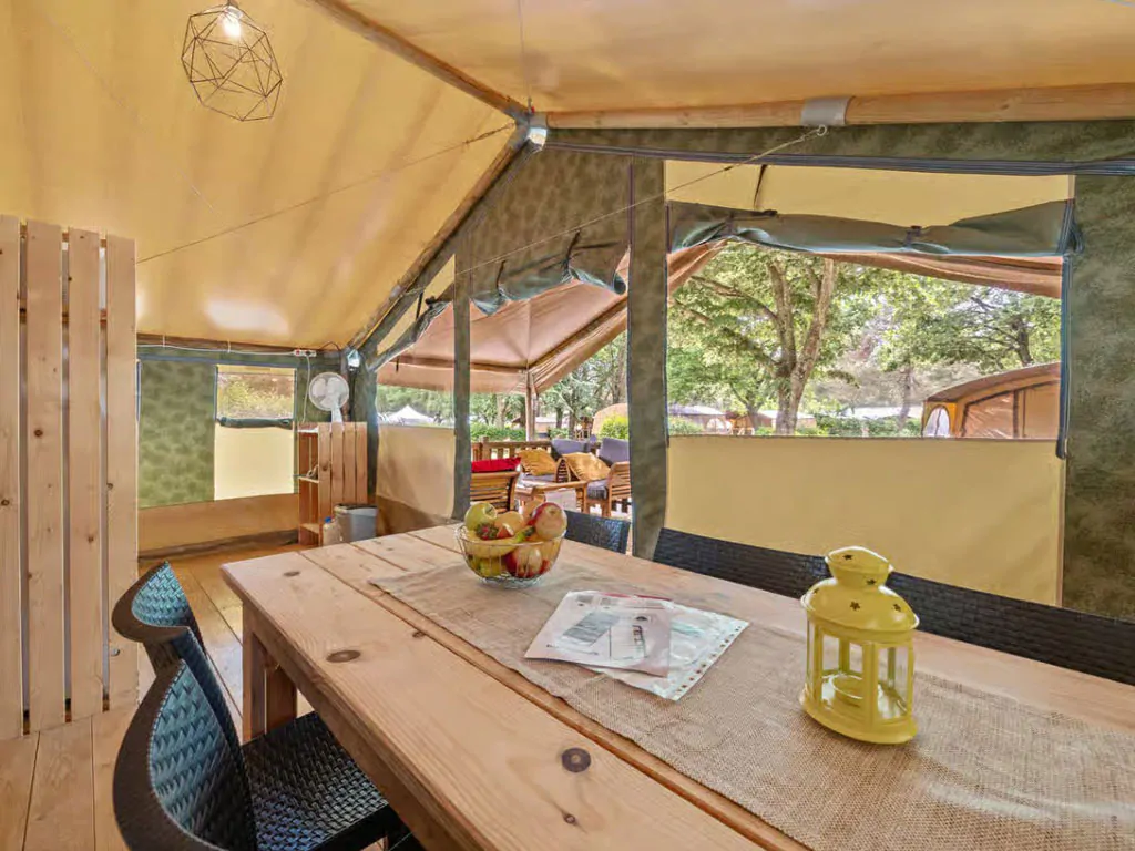 campsite-polari-glamping-tent-safari-tent-relax-interior-dining-area