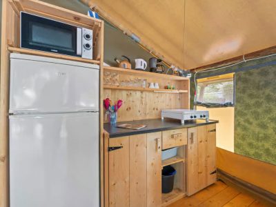 campsite-polari-glamping-tent-safari-tent-relax-interior-kitchen
