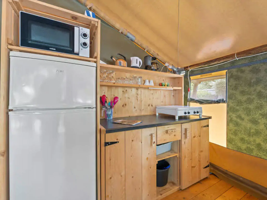 campsite-polari-glamping-tent-safari-tent-relax-interior-kitchen