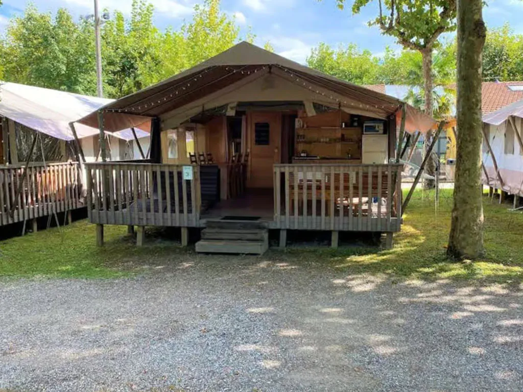 campsite-polari-glamping-tent-safari-tent-sorella-s-airco-for-six-persons-exterior-glamping-view
