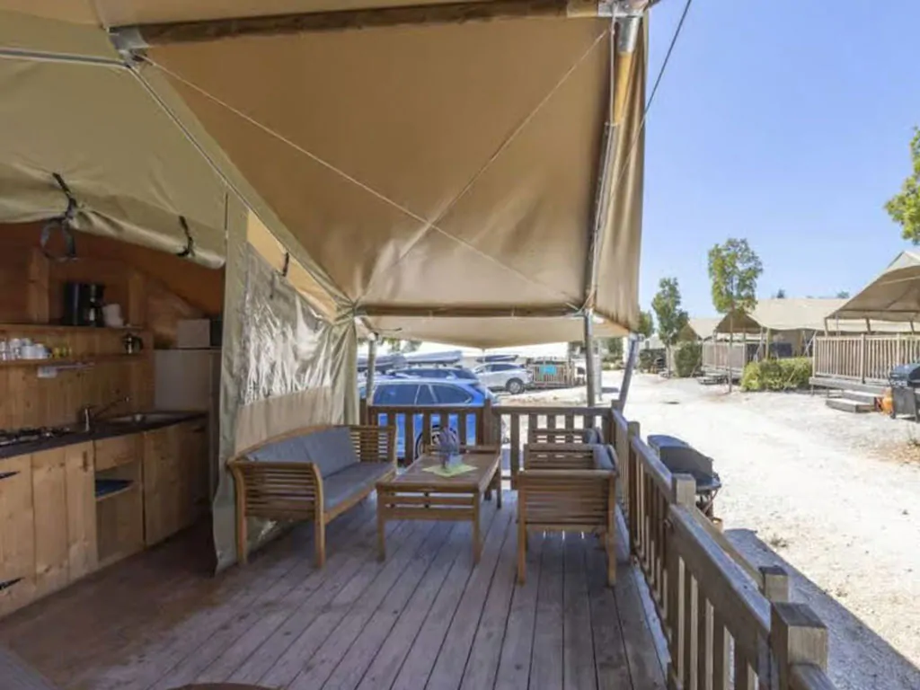 campsite-polari-glamping-tent-safari-tent-sorella-s-airco-for-six-persons-exterior-terrace-and-kitchen