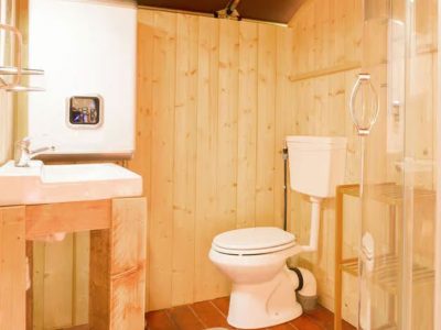 campsite-polari-glamping-tent-safari-tent-sorella-s-airco-for-six-persons-interior-bathroom