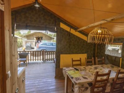 campsite-polari-glamping-tent-safari-tent-sorella-s-airco-for-six-persons-interior-dining-area