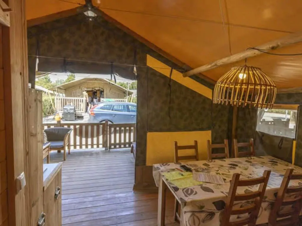 campsite-polari-glamping-tent-safari-tent-sorella-s-airco-for-six-persons-interior-dining-area