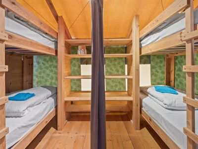 campsite-polari-glamping-tent-safari-tent-sunset-s-airco-for-six-persons-interior-bedroom-bunk-beds