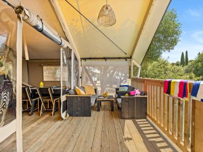 campsite-porto-sole-safaritent-bella-vista-airco-exterior-deckchairs