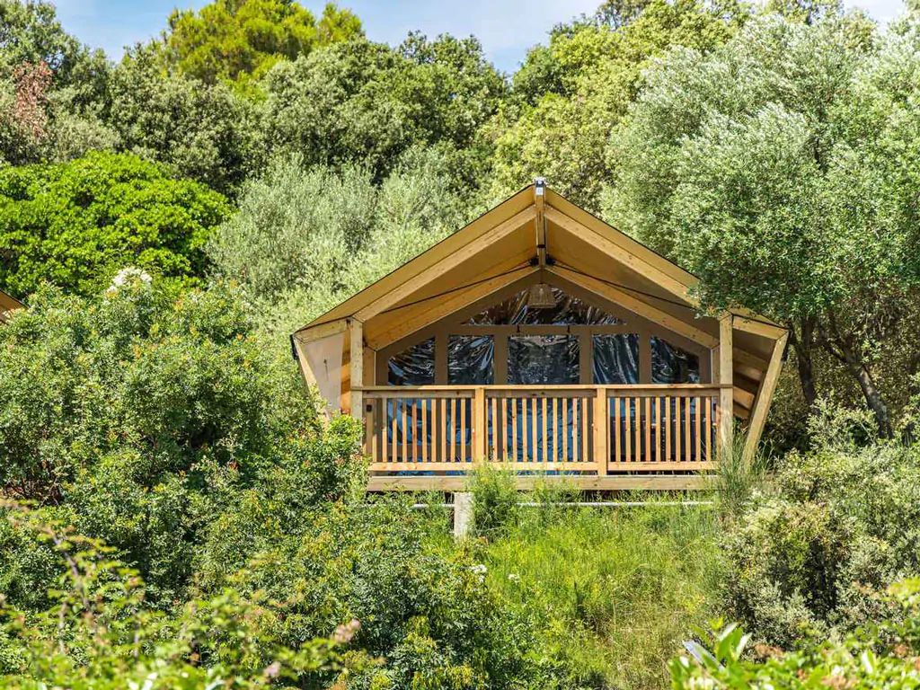campsite-porto-sole-safaritent-bella-vista-airco-exterior-frontview
