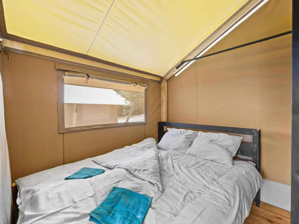 campsite-porto-sole-safaritent-bella-vista-airco-interior-bedroom