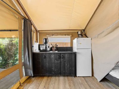 campsite-porto-sole-safaritent-bella-vista-airco-interior-kitchen