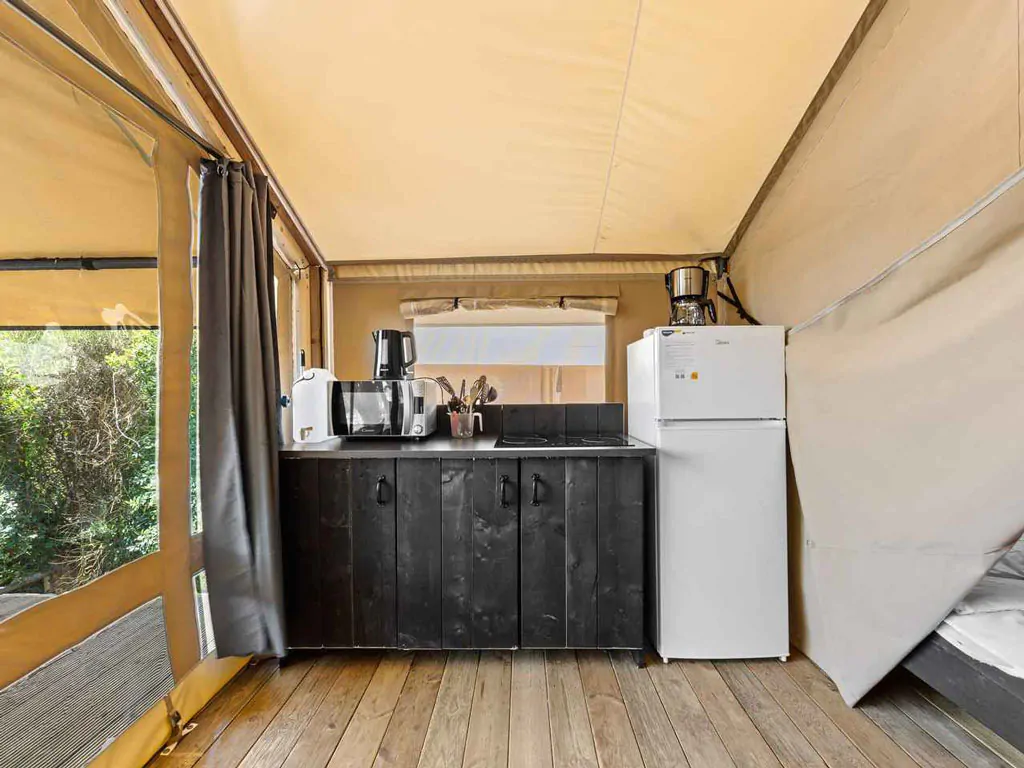campsite-porto-sole-safaritent-bella-vista-airco-interior-kitchen